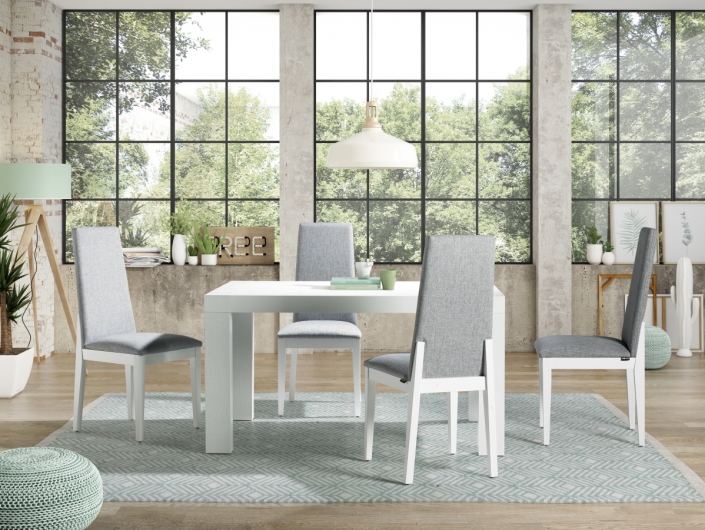 Conjunto de mesa y sillas tapizadas color blanco y gris claro. Merkamueble