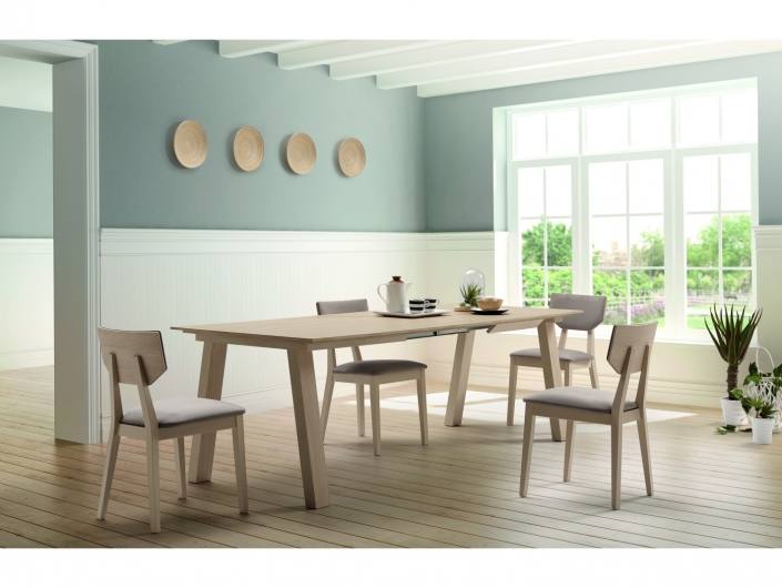 Conjunto de mesa y sillas tapizadas color roble 602  merkamueble
