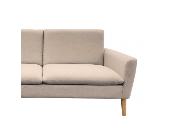 Sofá 3 plazas color arena con patas de madera  merkamueble