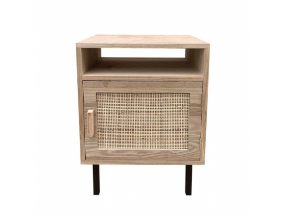 Mesita 1 puerta y hueco en madera con frontal ratán y patas metálicas negras  merkamueble