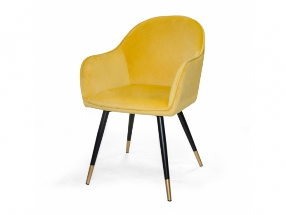 Sillón de terciopelo color mostaza con patas negras y doradas  merkamueble