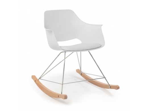 Mecedora blanca con patas cromadas y madera de haya  merkamueble