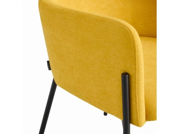 Sillón color mostaza patas metalicas negras  merkamueble