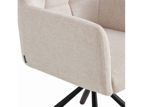 Sillón giratorio color arena con patas metálicas negras  merkamueble