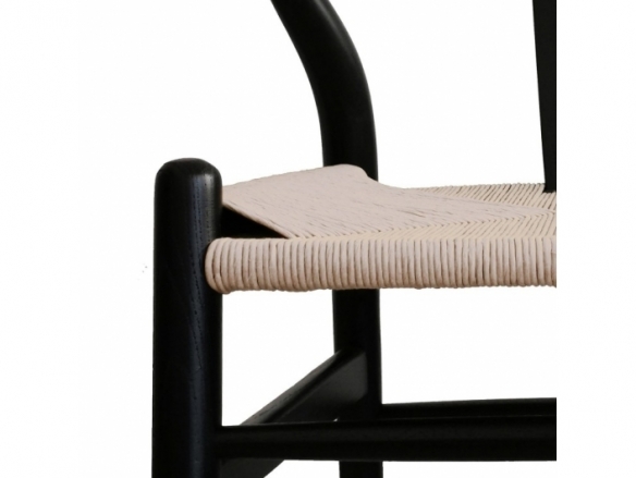 Silla madera de olmo lacado en negro y asiento de ratán trenzado  merkamueble