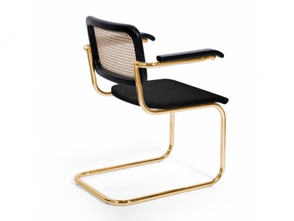 Sillón negro con patas doradas y ratán natural  merkamueble