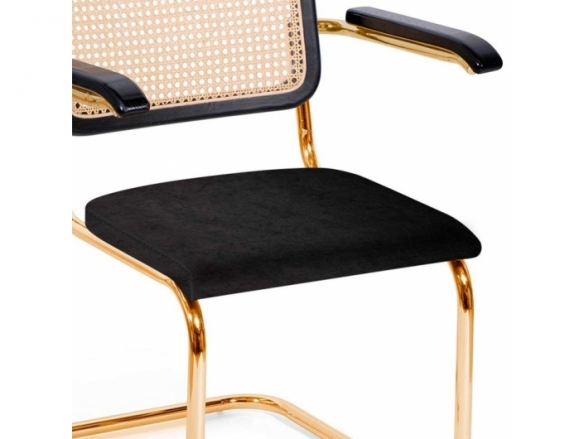 Sillón negro con patas doradas y ratán natural  merkamueble