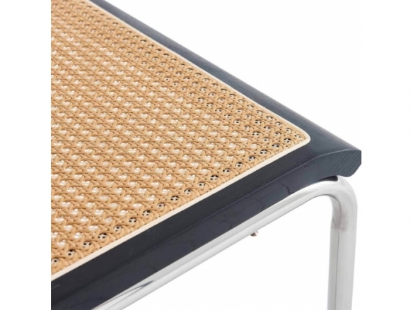 Silla negra con patas cromadas y simil ratán  merkamueble