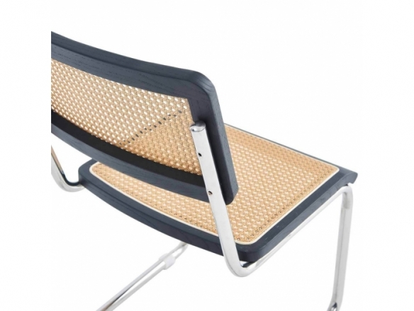 Silla negra con patas cromadas y simil ratán  merkamueble