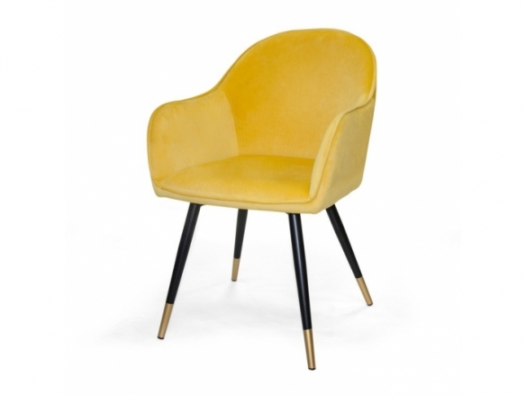 Sillón de terciopelo color mostaza con patas negras y doradas  merkamueble