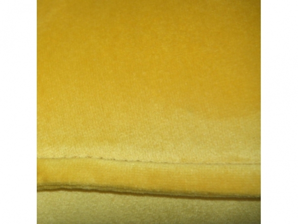 Sillón de terciopelo color mostaza con patas negras y doradas  merkamueble