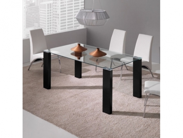 Mesa con patas negras y cristal transparente 160 cm  merkamueble