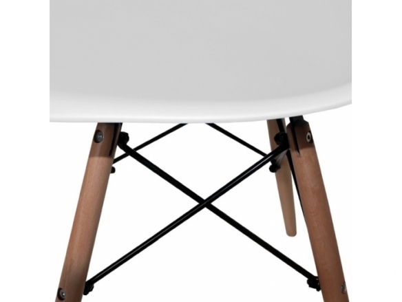 Silla blanca con asiento y patas madera  merkamueble