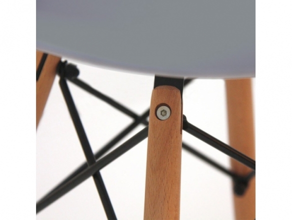 Silla gris con patas de madera  merkamueble