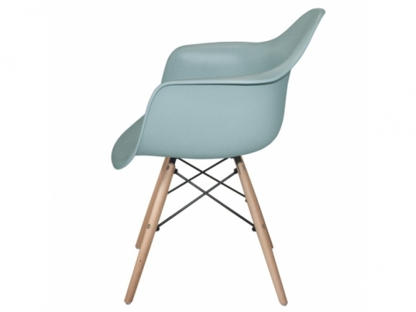 Sillón color agua con patas de madera  merkamueble