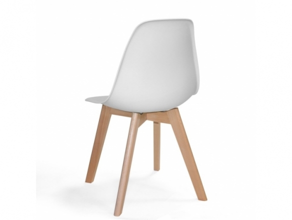 Silla blanca con patas rectangulares de madera  merkamueble