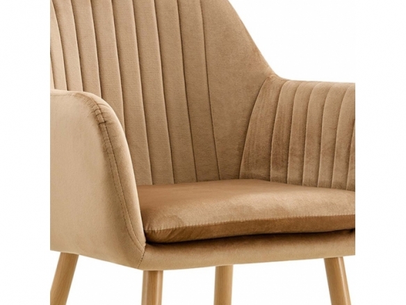 Sillón de terciopelo color arena con patas metálicas  merkamueble