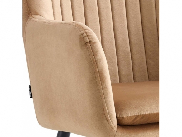 Sillón de terciopelo color arena con patas metálicas negras  merkamueble