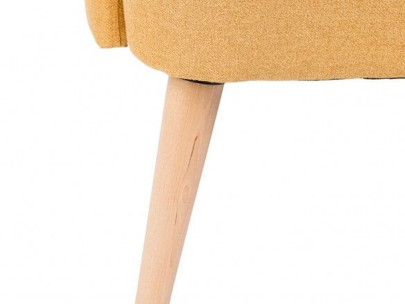 Sillón tapizado mostaza y patas madera  merkamueble
