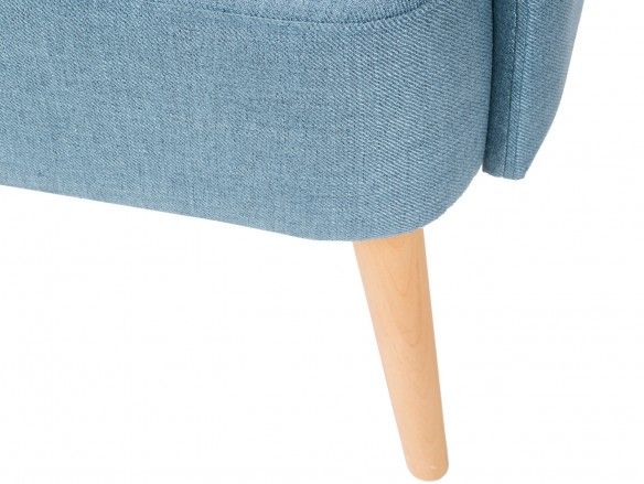 Sillón tapizado azul y patas madera  merkamueble