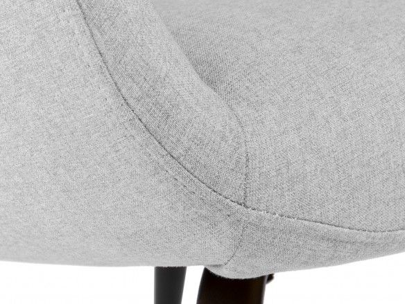 Sillón tapizado gris claro y patas metálicas  merkamueble